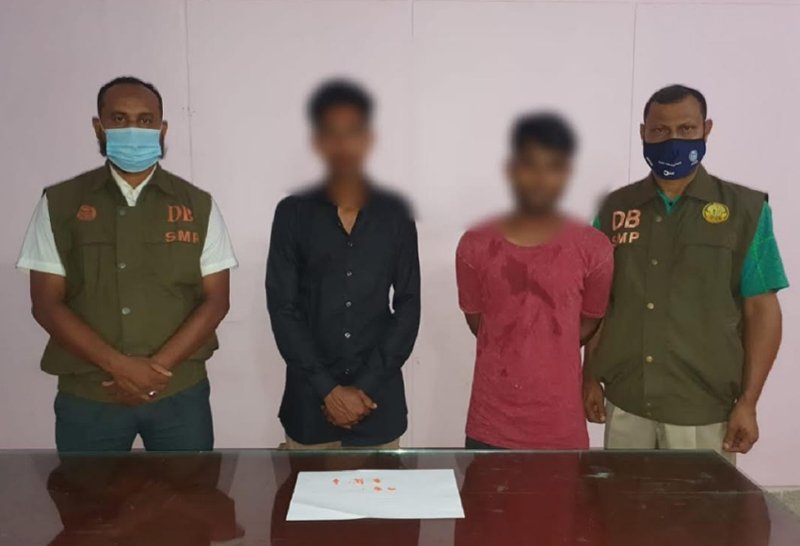 খাদিমপাড়া থেকে ডিবির হাতে ইয়াবাসহ আটক ২