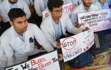 করোনায় বিপর্যস্ত ভারত; বিভিন্ন দাবিতে একযোগে হাজারো ডাক্তারের পদত্যাগ