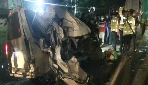 ট্রাক-মাইক্রোবাসের মুখোমুখি সংঘর্ষে নারী ও শিশুসহ নিহত ৫