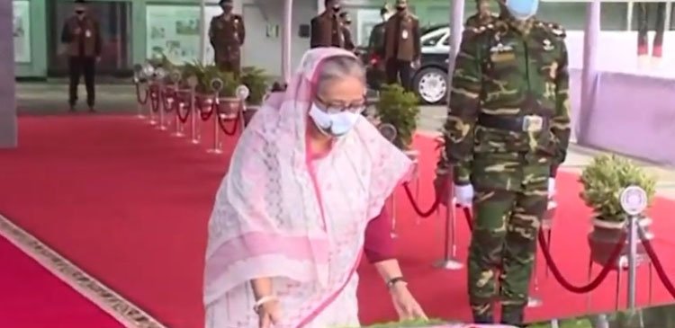 প্রতিষ্ঠাবার্ষিকীতে বঙ্গবন্ধুর প্রতিকৃতিতে প্রধানমন্ত্রীর শ্রদ্ধা