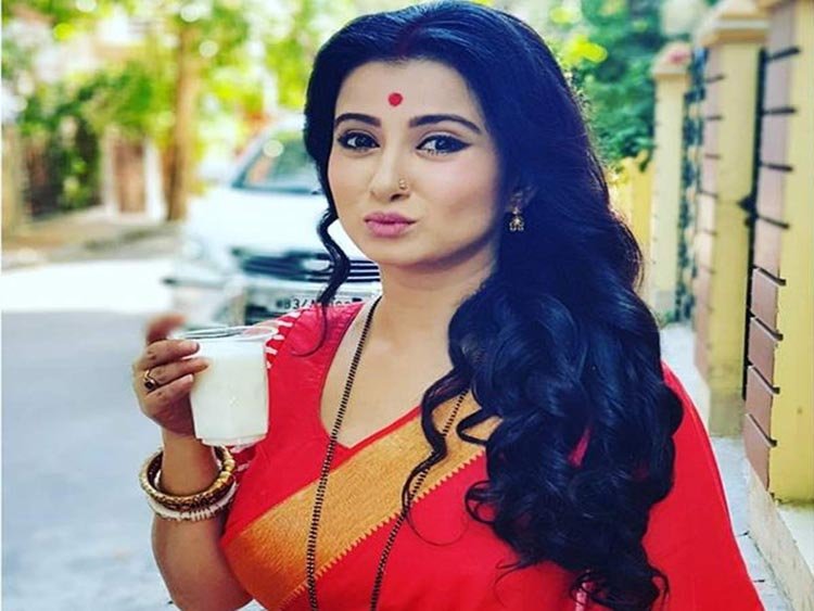 উঠতি বয়সের ছেলেমেয়েদের মাথায় যৌনতার বিষ ঢালার জন্য এই সমস্ত ওয়েব সিরিজগুলোই দায়ী বলে মনে করেন।