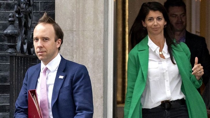 সহকর্মীকে চুমু খেয়ে বিপাকে, ব্রিটিশ স্বাস্থ্যমন্ত্রীর পদত্যাগ