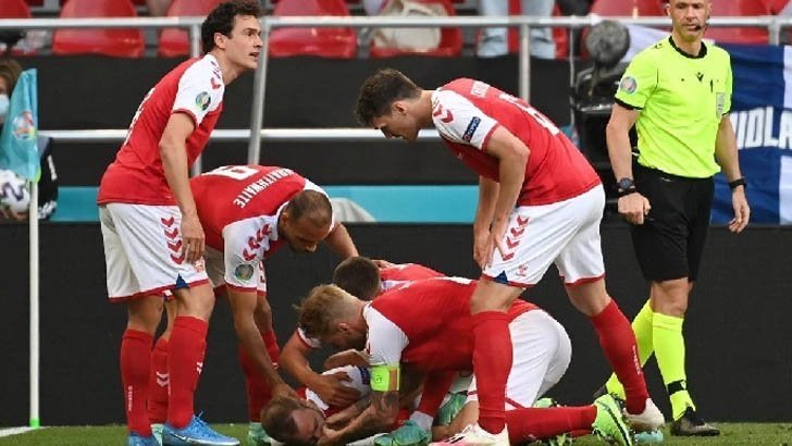 মাঠেই জ্ঞান হারালেন খেলোয়াড়, অঝরে কাঁদলেন সতীর্থরা