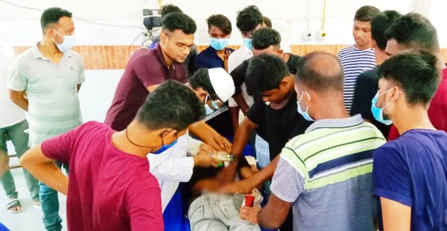 মোবাইল নিয়ে বিরোধ, স্কুলছাত্রকে কুপিয়ে জখম