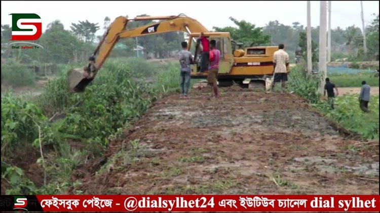 মৌলভীবাজার জুড়ী উপজেলার  প্রবাসীর নিজ খরচে রাস্তার দুটির খন্দক ও মাটি ভরাটে উদ্যোগ গ্রহন  ভিডিওসহ