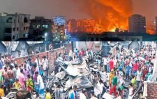 আগুনে পুড়ে নি:স্ব হয়েছেন মহাখালীর সাততলা বস্তির বাসিন্দারা