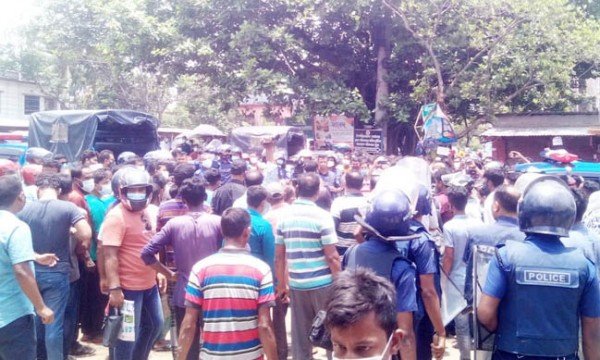 প্রকাশ্যে একই পরিবারের ৩ জনকে গুলি করে হত্যা করল দুর্বৃত্তরা