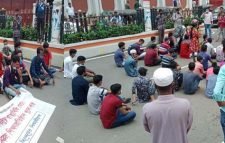 “ট্যাক্স নয় ক্লাস চাই”- স্লোগানে সিলেটের শিক্ষার্থীরা