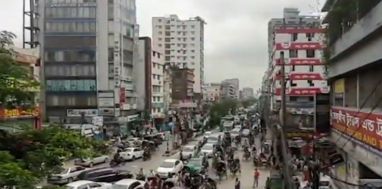 কঠোর লকডাউনে অবাধে চলছে ব্যক্তিগত গাড়ি