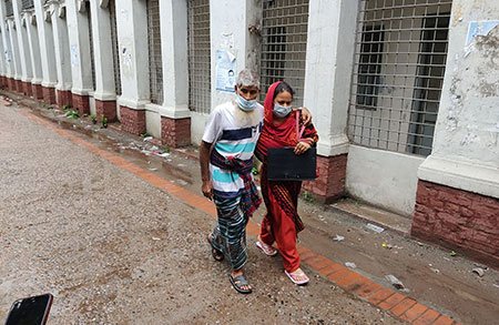 ‘অ্যাম্বুলেন্স ভাড়া চায় ৯ হাজার টাকা, আছে ২ হাজার টাকা’