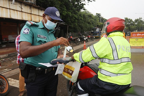 বিধিনিষেধ অমান্য করায় মিরপুরে আটক ৩০
