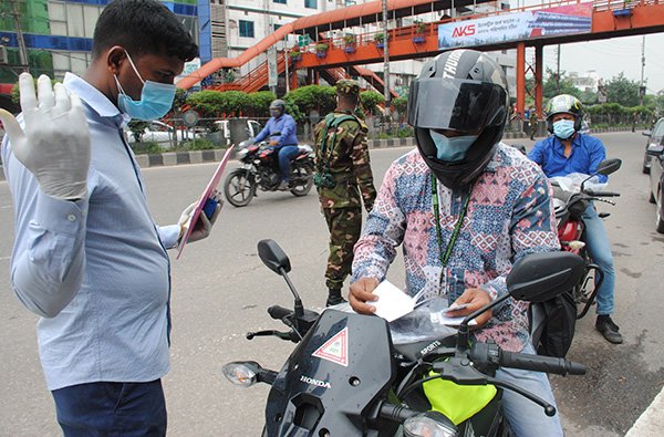 লকডাউনের দ্বিতীয় দিনে ঢাকায় গ্রেপ্তার ৩২০