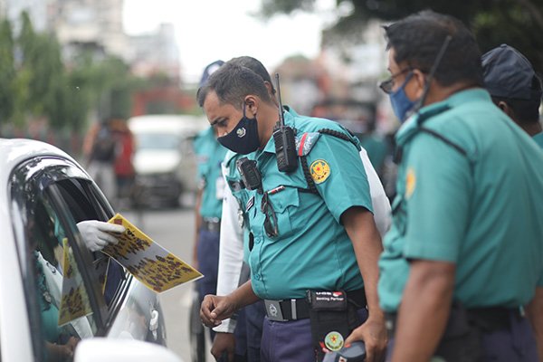 লকডাউনে বাইরে যাওয়ায় রাজধানীতে আরো ৬২১ জন আটক