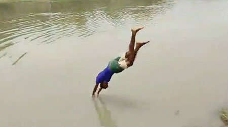ফেসবুকে লাইভে এসে নদীতে ডাইভ, তলিয়ে গেলো কলেজছাত্র
