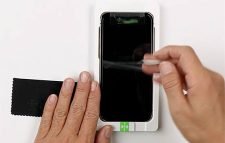 স্মার্টফোনের স্ক্রিন প্রটেক্টর: বাঁচায়তো না, উল্টো ক্ষতি করে!