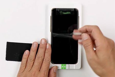 স্মার্টফোনের স্ক্রিন প্রটেক্টর: বাঁচায়তো না, উল্টো ক্ষতি করে!