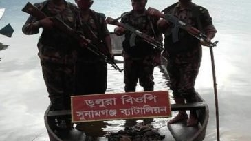 বিশ্বম্ভরপুরে মদ, পাথর বেঝাই নৌকা জব্দ