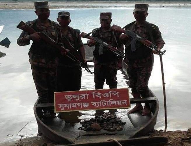 বিশ্বম্ভরপুরে মদ, পাথর বেঝাই নৌকা জব্দ