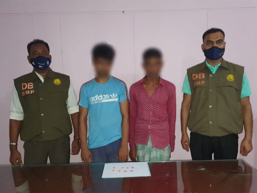 শিববাড়িতে ডিবির হাতে ইয়াবাসহ দুই মাদক ব্যবসায়ী আটক