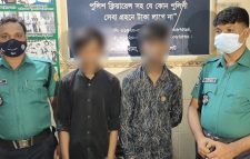 কেন্দ্রীয় কারাগারের সামনে ইয়াবার চালান নিয়ে ২ শিশু