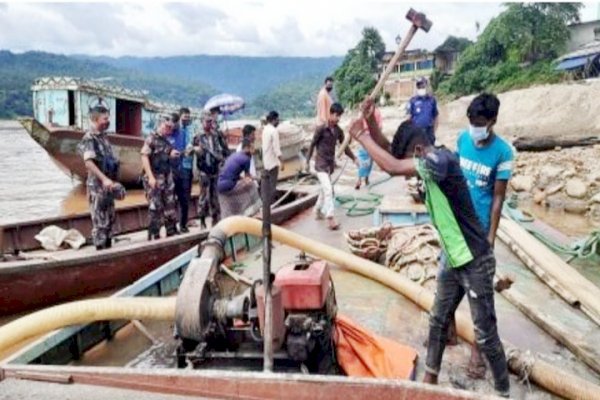 জাফলংয়ে টাস্কফোর্সের অভিযানে ১২টি নৌ যান আটক