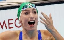 বিশ্বরেকর্ড গড়ে সোনা জিতে কাঁদলেন আফ্রিকার সাতারু