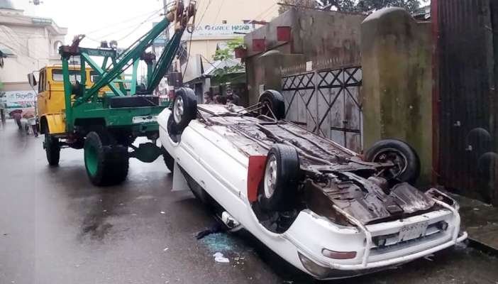 নগরীতে নিয়ন্ত্রণ হারিয়ে উল্টে গেল কার, আহত ২