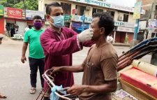 লকডাউনের ১মদিনে সিলেট মহানগর যুবলীগের মাস্ক বিতরণ