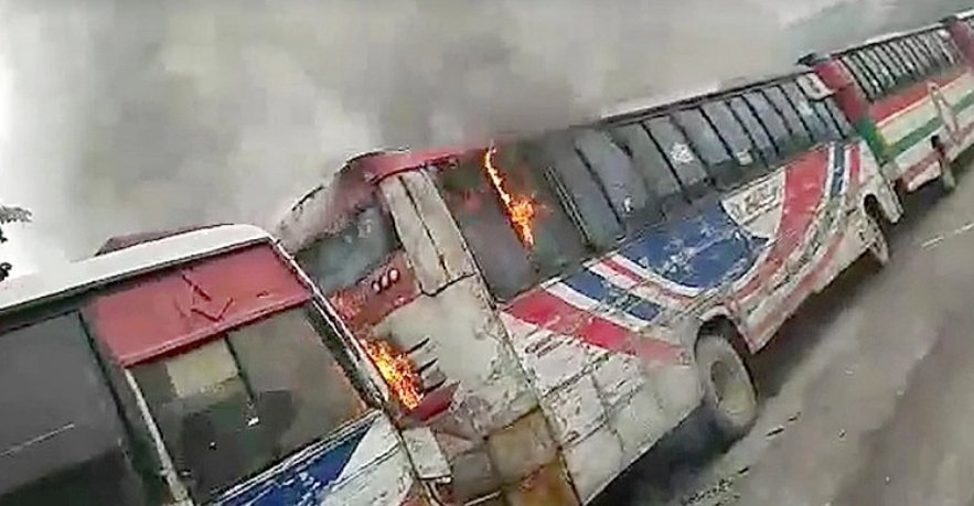 রাজধানীতে সিগারেট থেকে বাসে আগুন