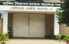 কারাগারের প্রধান ফটকে ইয়াবাসহ কারারক্ষী আটক