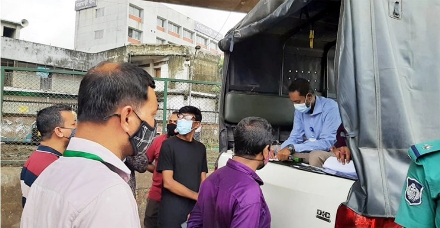 যাত্রাবাড়ীতে বিধিনিষেধ অমান্য করায় ২৫ জনকে জরিমানা