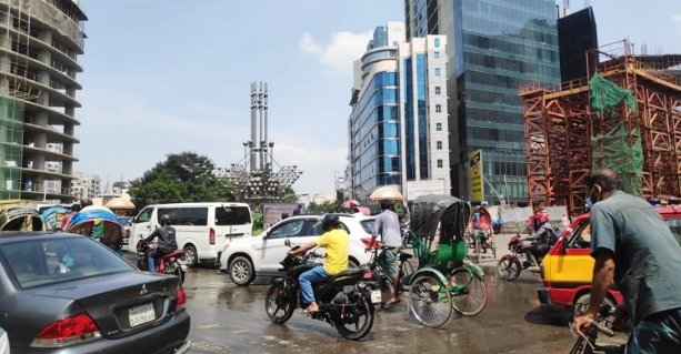 কঠোর লকডাউনে গণপরিবহন বন্ধ তবুও রাস্তায় যানজট