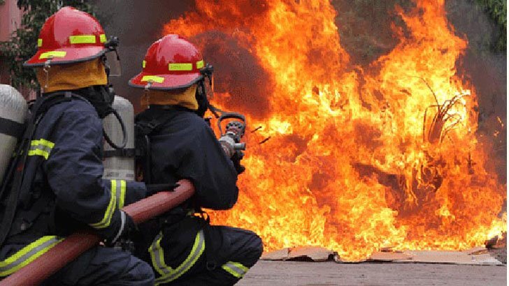 রাজধানীতে গাড়ির গ্যারেজে আগুন