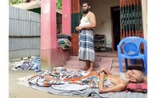 অসুস্থ পিতাকে ঘরের বাইরে উঠানে ফেলে রেখলো সন্তানরা