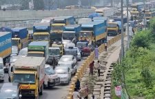 ঢাকা-চট্টগ্রাম ও ঢাকা-সিলেট মহাসড়কে শ্রমিক বিক্ষোভ