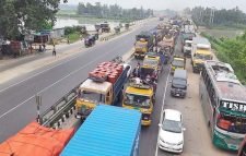টাঙ্গাইল-বঙ্গবন্ধু সেতু মহাসড়কে ১৭ কিমি যানজট