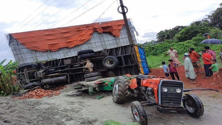 ফাঁকা সড়কে ট্রাক্টরে কাভার্ডভ্যানের ধাক্কা, নিহত ৩