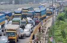 মহাসড়কে তীব্র যানজটে নাকাল মানুষ