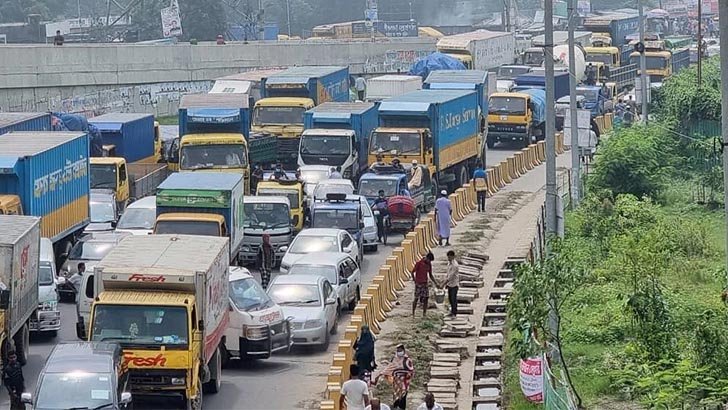 মহাসড়কে তীব্র যানজটে নাকাল মানুষ