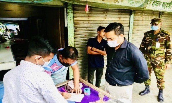 জগন্নাথপুরে দোকান খোলা রেখে পালালেন ব্যবসায়ীরা