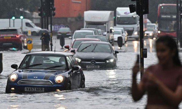 লন্ডনে দেখা দিয়েছে আকস্মিক বন্যা