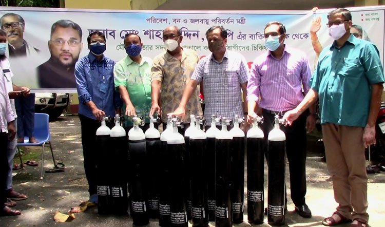মৌলভীবাজার হাসপাতালে ১৫টি অক্সিজেন সিলিন্ডার দিলেন পরিবেশ ও বন মন্ত্রী