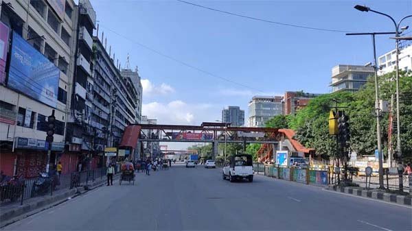 থামানোর সংকেত দেওয়া পুলিশকে পিষে মারল প্রাইভেটকার