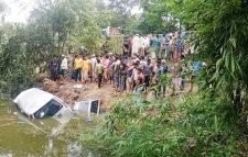 চকরিয়ায় মাইক্রোবাস খাদে পড়ে শিশুসহ সাতজন নিহত