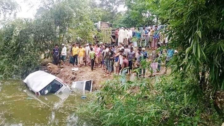 চকরিয়ায় মাইক্রোবাস খাদে পড়ে শিশুসহ সাতজন নিহত