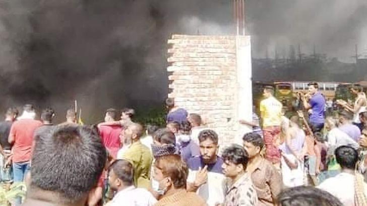 সাভারে সিঙ্গারের গোডাউনে ভয়াবহ আগুন