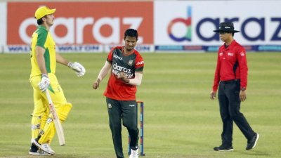 বল হাতে প্রথম আঘাত নাসুমের