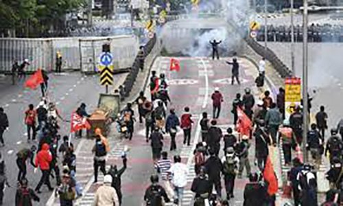 ভ্যাকসিন কার্যক্রমে অসন্তুষ্ট থাই বিক্ষোভকারীদের সঙ্গে পুলিশের সংঘর্ষ