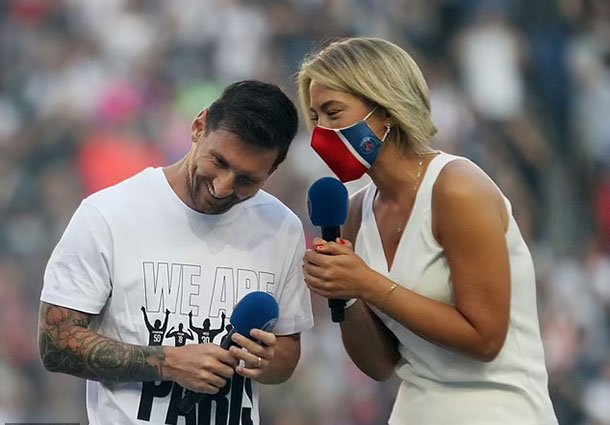 প্যারিসে মাইক হাতে যা বললেন মেসি