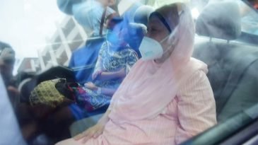 টিকার দ্বিতীয় ডোজ নিলেন খালেদা জিয়া